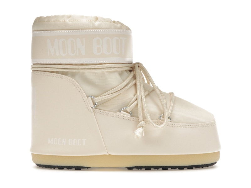 Nike supreme moon boot hotsell