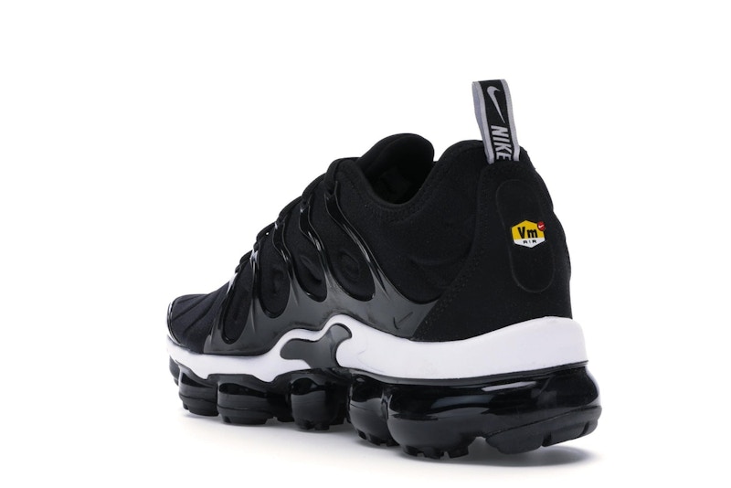 nike vapormax plus overbranding