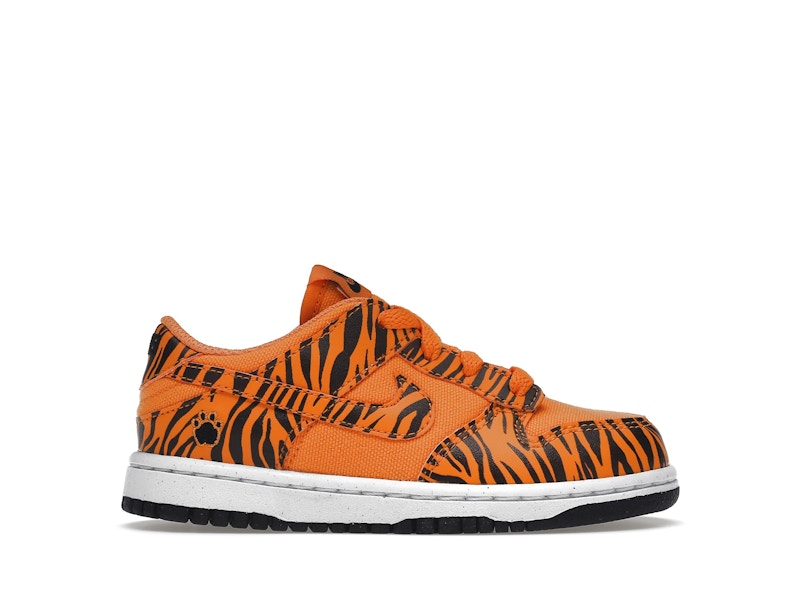 Tiger sales stripe nikes