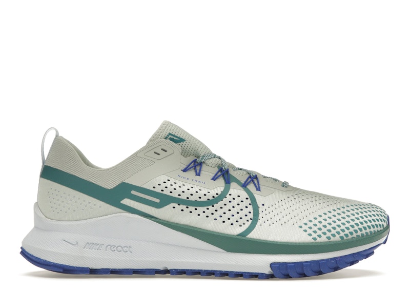 Baby blue 2025 nike running shoes