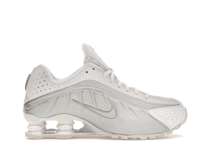 Nike Shox R4 en blanco y plateado metalizado (2019/2024) (de mujer