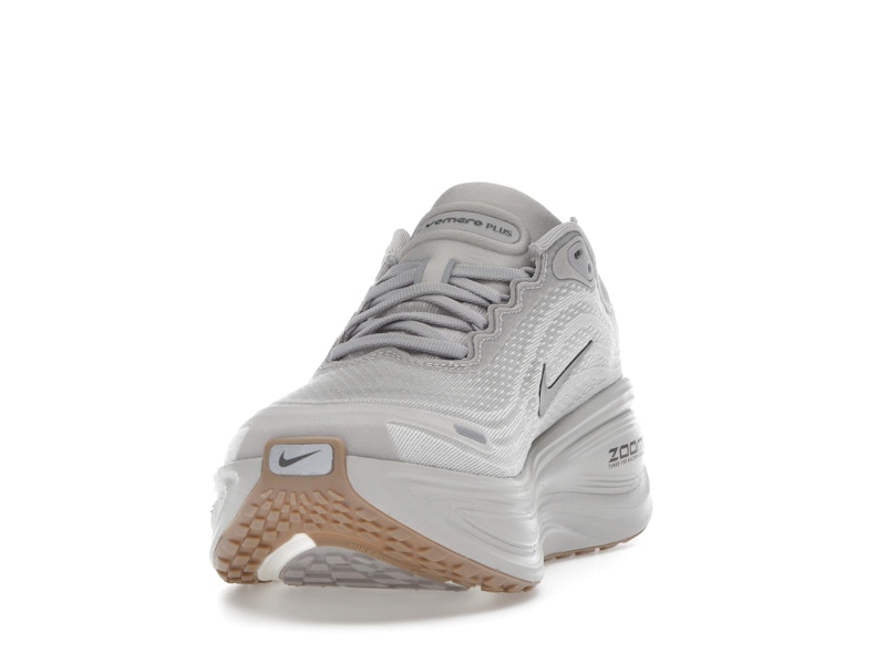 Nike Vomero Plus College Grey Light Iron Ore Gum