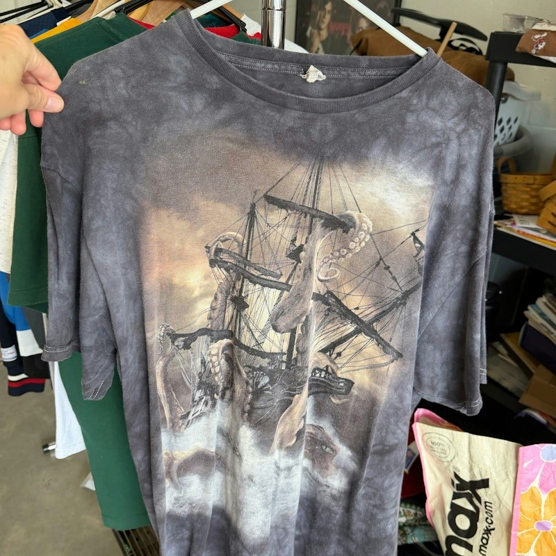 Y2K Vintage The Mountain Kraken T-Shirt
