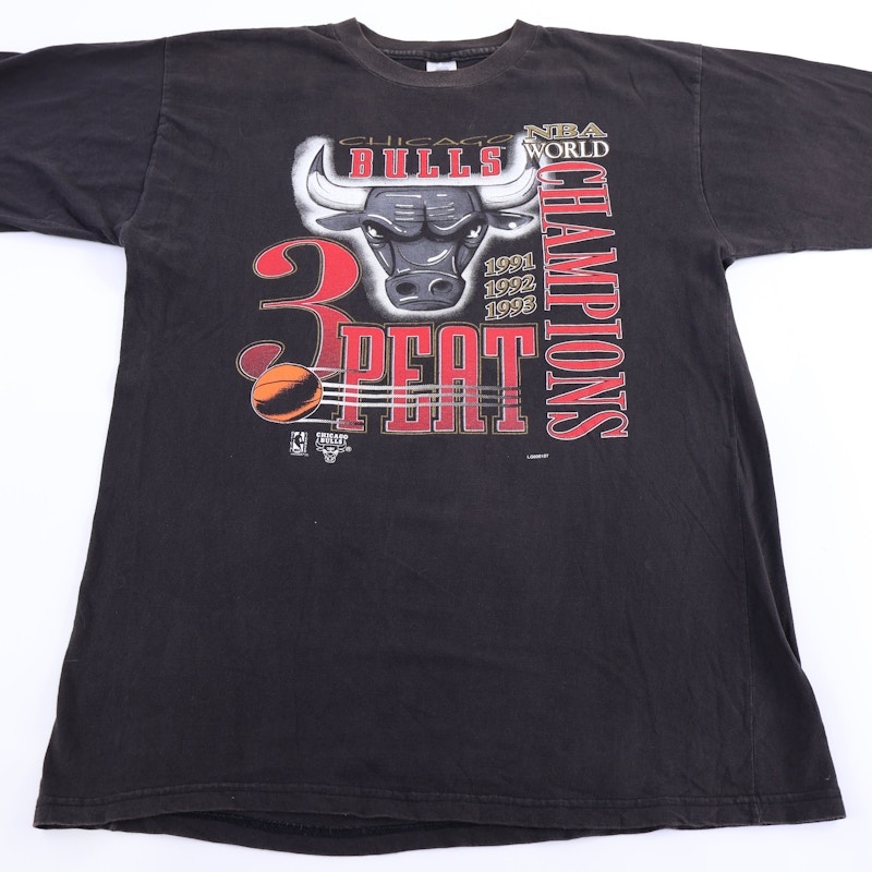 1993 Chicago Bulls Basketball 3 Peat World Champions T-shirt
