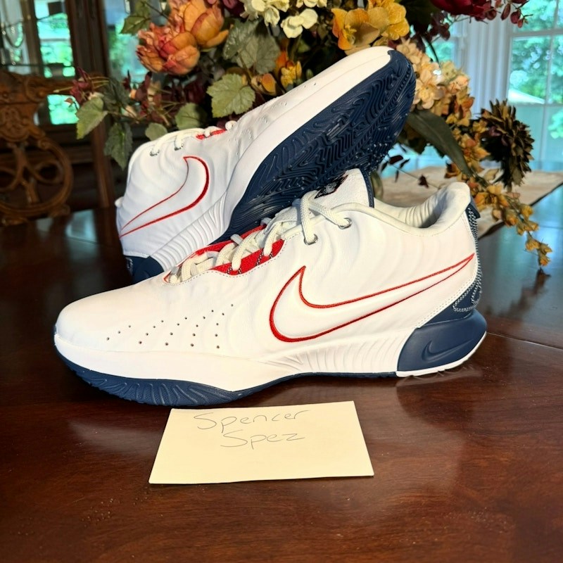 Nike LeBron 21 NCAA UConn Home