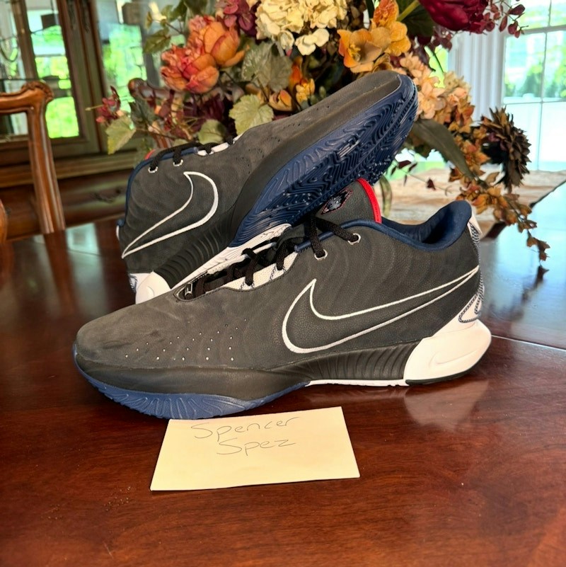 Nike LeBron 21 UConn PE