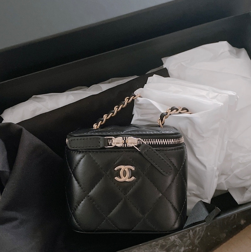 Chanel Quilted Vanity Case Black / Adjustable strap