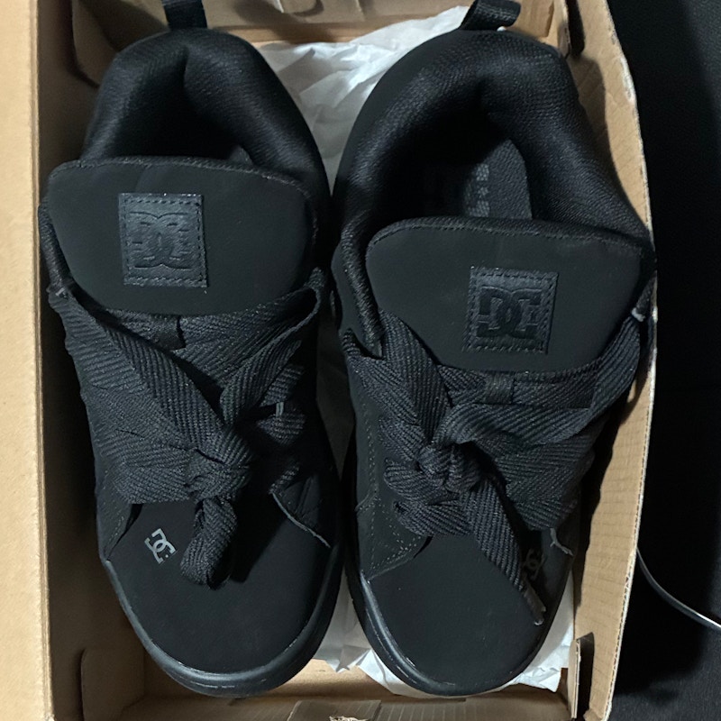 DC Court Graffik Black