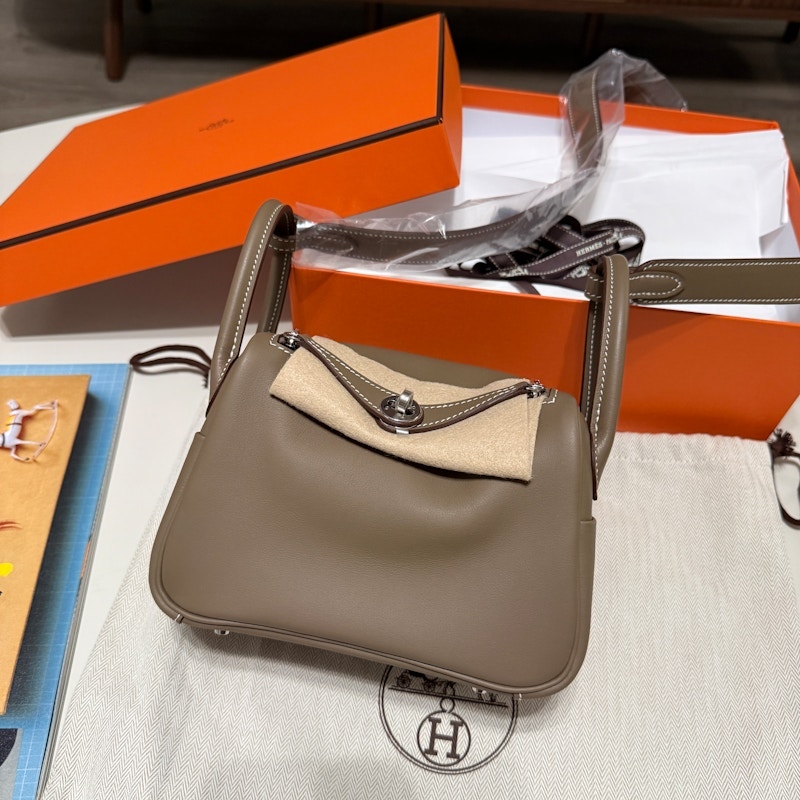 HERMÈS Lindy Mini II Swift Calfskin Etoupe 2025 Silver Hardware