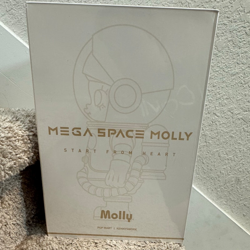 Pop Mart Mega Space Molly Start From Heart 400%