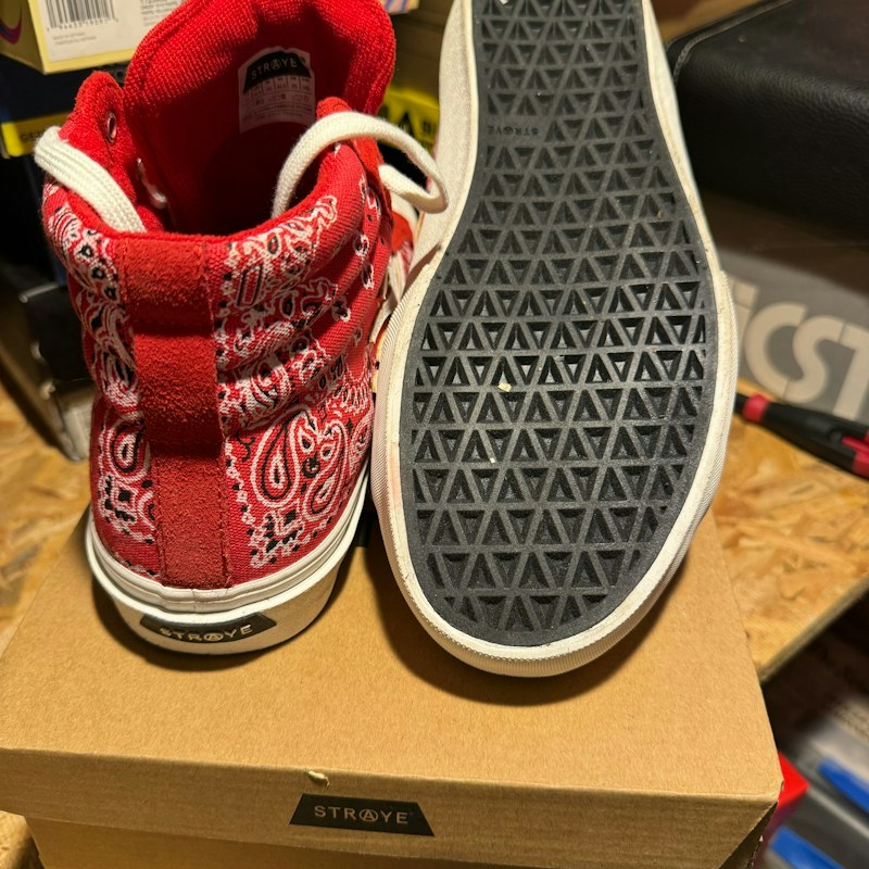 Straye Logan Red Paisley