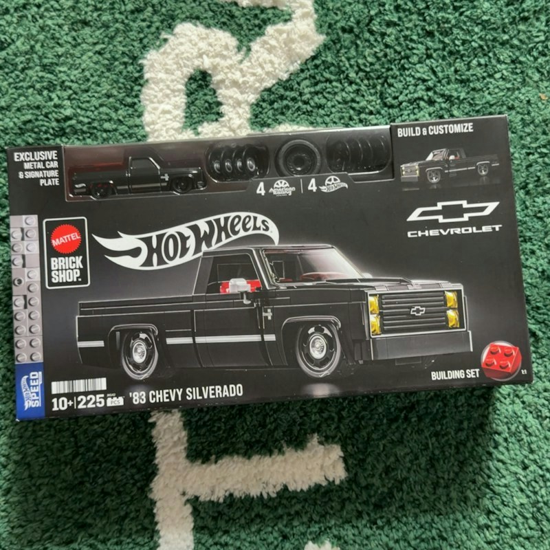 Hot Wheels Mattel Brick Shop '83 Chevy Silverado Building Set