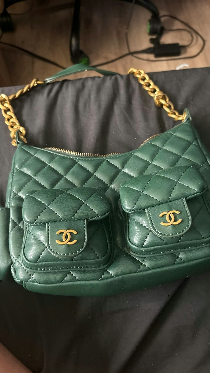 Sac à bandoulière rembourré multi-poches Chanel vert