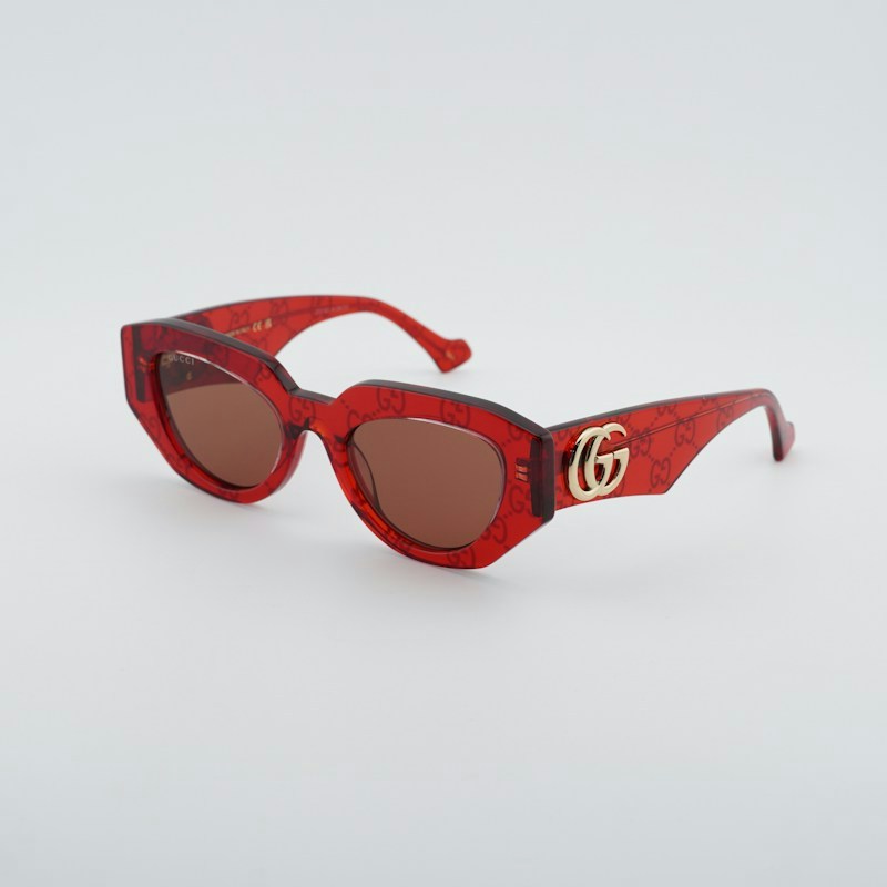 Occhiali da sole Gucci GG1421S 006 geometrici rossi trasparenti con motivo GG/marrone