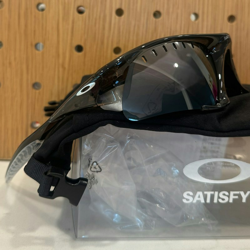 Chaqueta de sutura Oakley x Satisfy Gris Smoke Prizm Negro Ventilado