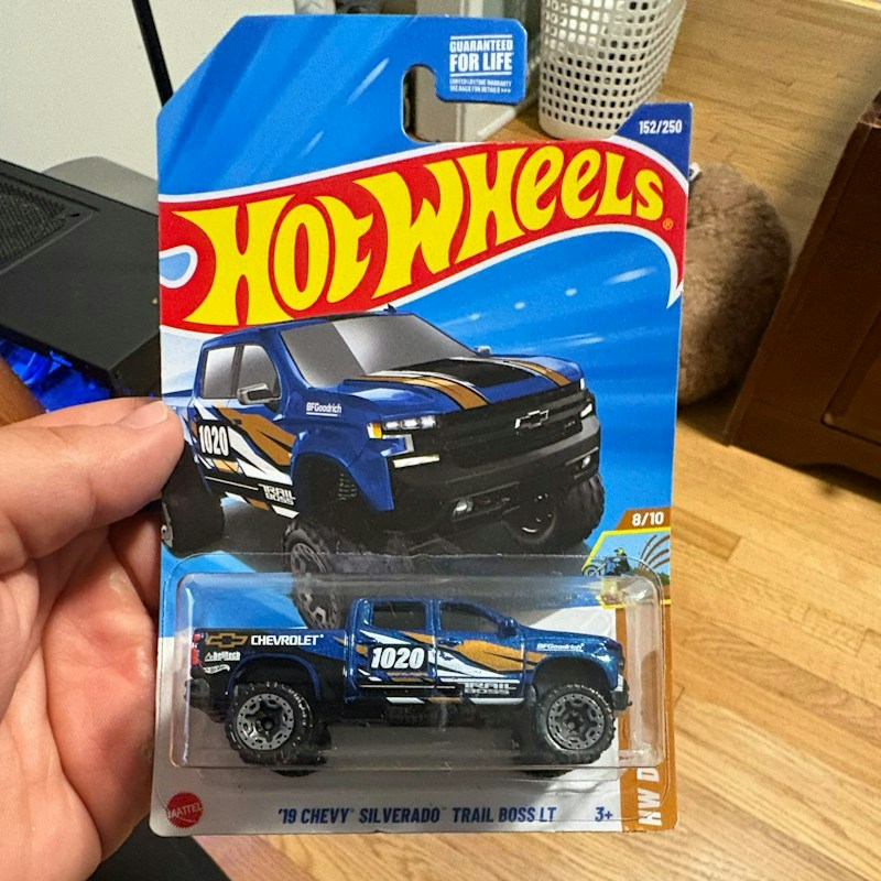 Hot Wheels '19 Chevy Silverado Trail Boss LT Blue