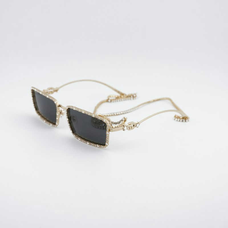 Occhiali da sole rettangolari Gucci GG1568S 001 in oro con catena dorata/grigio