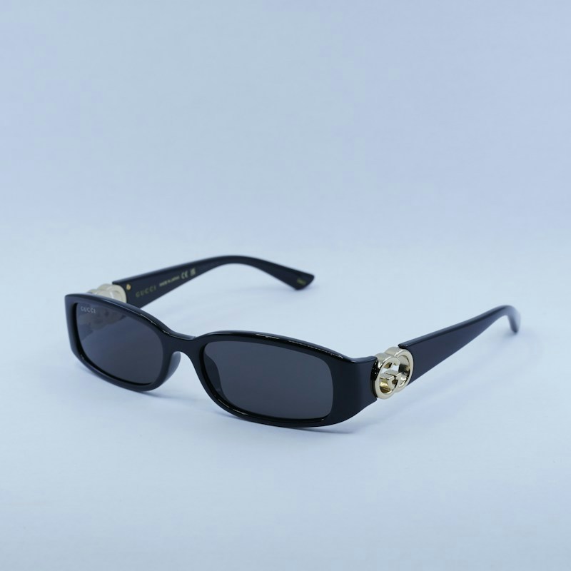 Occhiali da sole rettangolari Gucci GG1661S 001 nero lucido/grigio