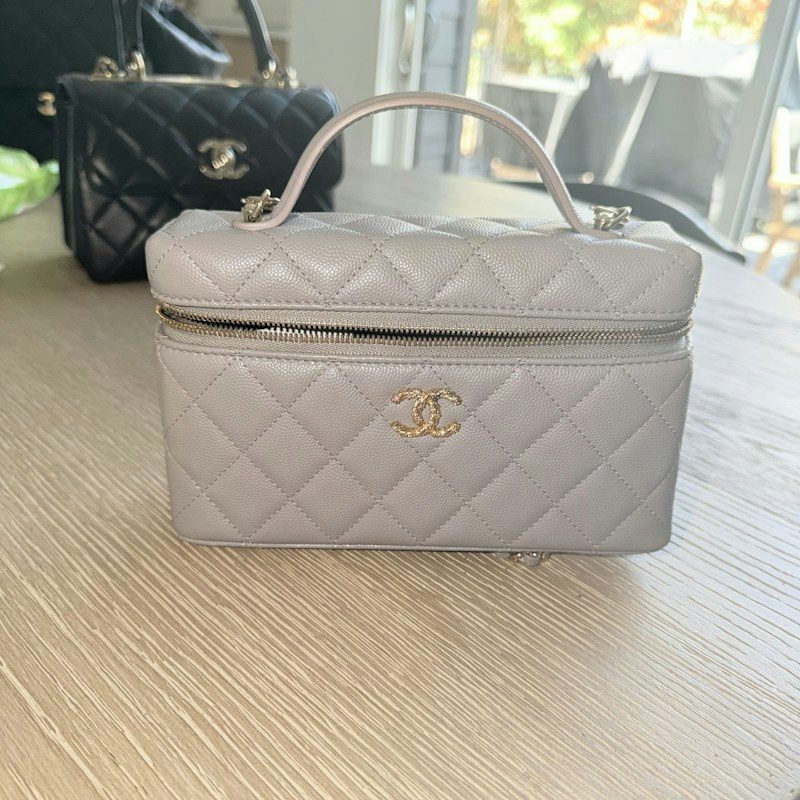 Chanel Quilted Vanity Case Black / Adjustable strap