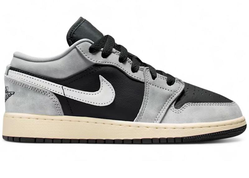 [ナイキ] エア ジョーダン 1 ロー SE GS [J AIR JORDAN 1 LOW SE GS] ライトスモークグレー/セイル/モスリン/ブラック HQ2021-012 Jordan 1 Low SE Light Smoke Grey Sail Muslin Black (GS) - HQ2021