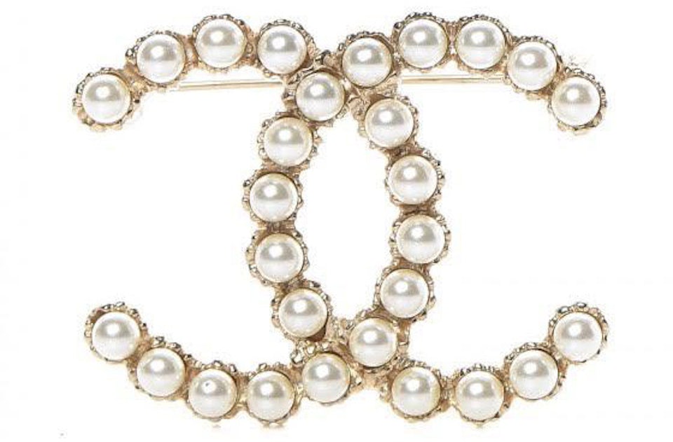 Chanel Glass Pearl CC Brooch Gold/Pearly White in Metal/Glass