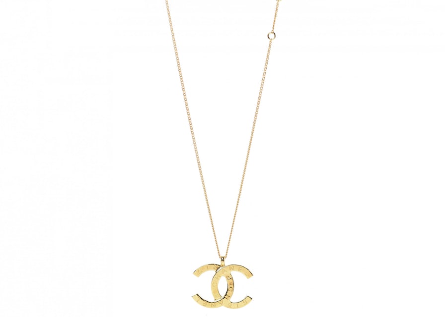 Chanel CC B11A logo classic gold tone pendant necklace Golden Metal  ref.428254 - Joli Closet