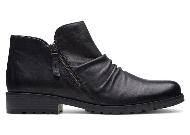 Pre-owned Clarks Clarkwell Zip Leather (women's) Sneakers In Black