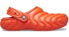 Zuecos Crocs Classic Overpuff con forro en color Lava