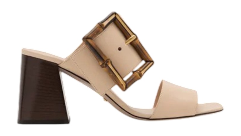 夏の抜け感 × 脚長効果【GUCCI】Bamboo leather サンダル Gucci Bamboo Buckle Leather Sandal Beige - ?835736-BNC00