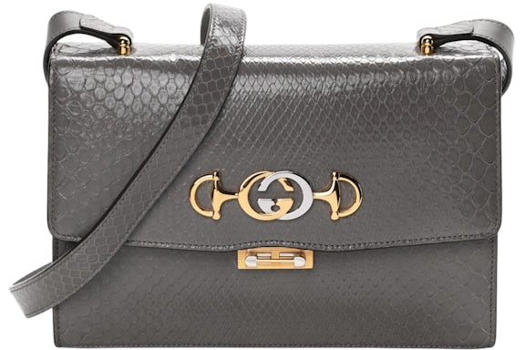 Bolso Gucci Zumi Shibuya pequeño con estampado de piel de serpiente gris