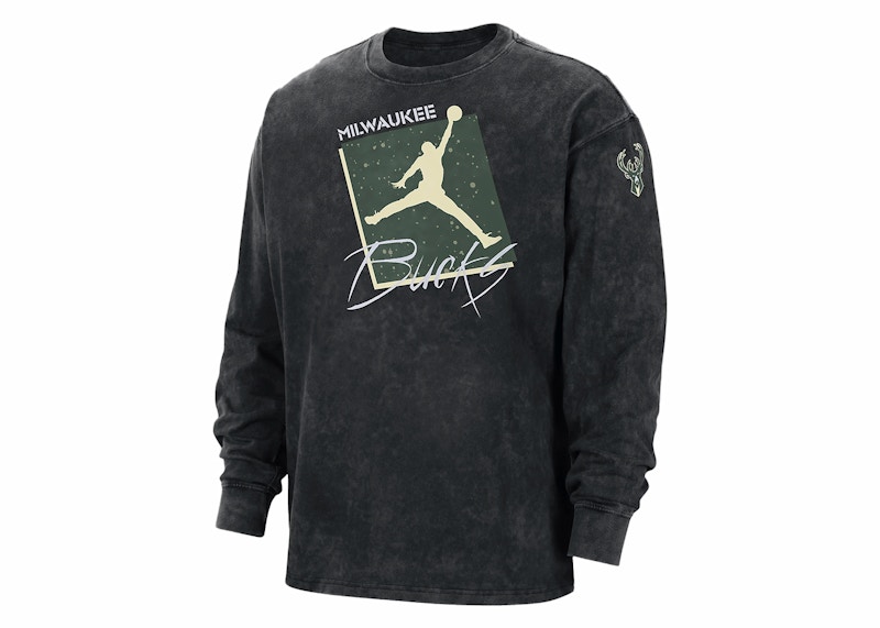Pre-owned Jordan Men's  Nba Milwaukee Bucks Courtside Long Sleeve Loose Fit T-shirt In Black
