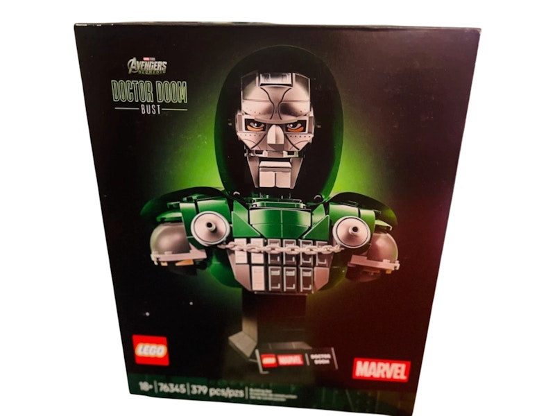 LEGO Marvel Doctor Doom Bust Set #76345