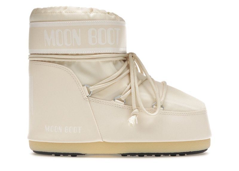 Nike supreme store moon boot