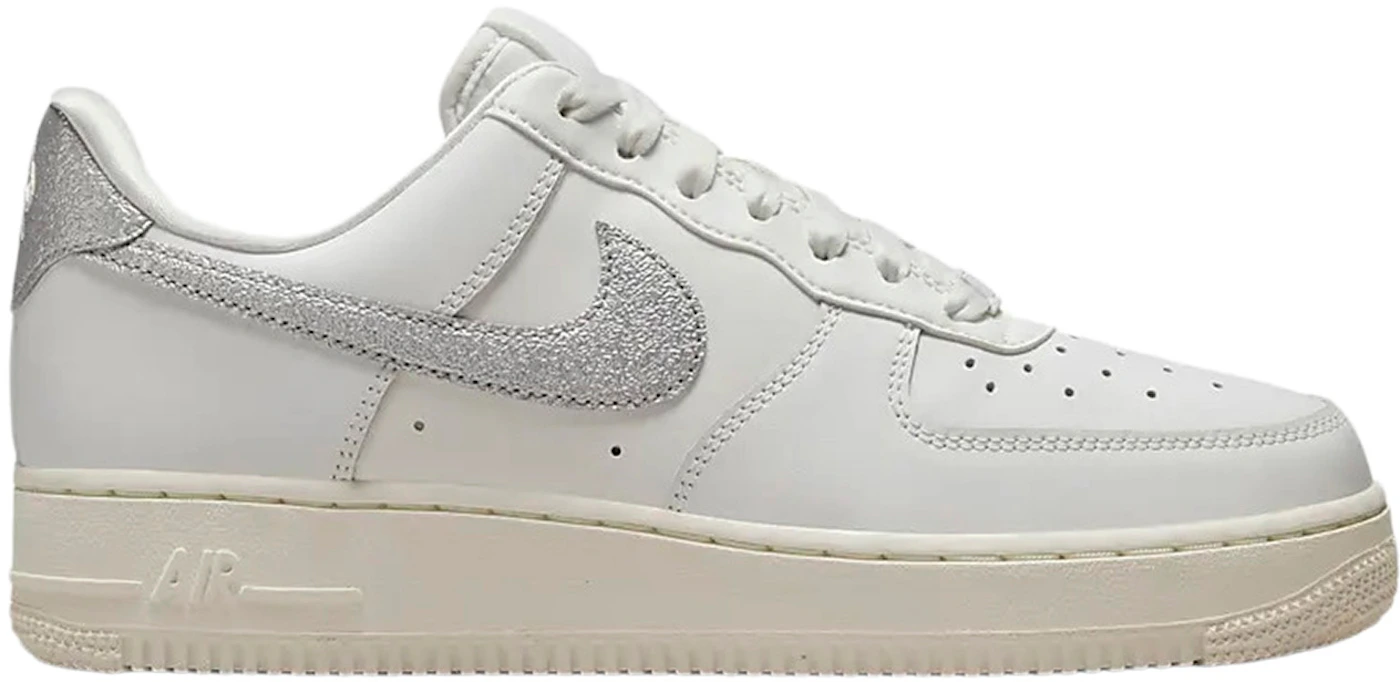 Nike Wmns Air Force 1 '07 Essential 'Summit White Solar Red