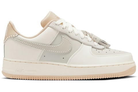 Suede Sneakers Nike Air Force 07 Aus Veloursleder Nike Air Force Low '07 Leichte Quasten Aus Veloursleder (Damen