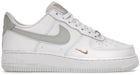 Nike Air Force 1 Low en blanco, gris y dorado (de mujer)
