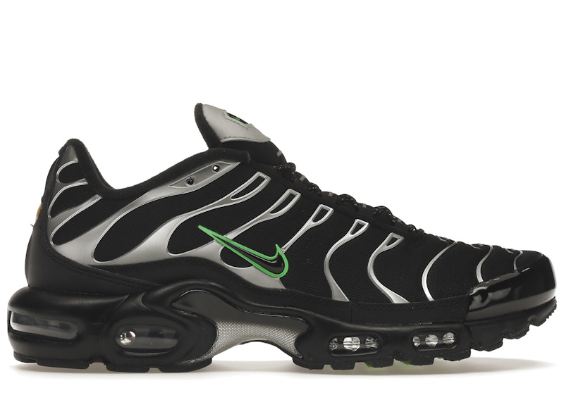 Green black and 2024 white nike shoes