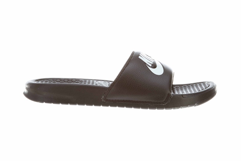 Nike benassi black and white hot sale