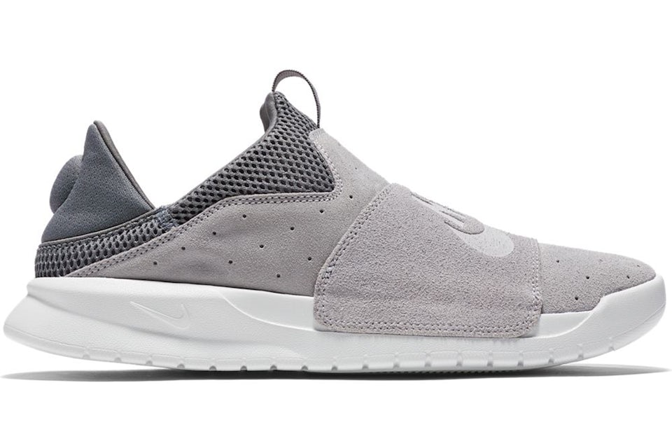 Nike pull on sneaker Clearance