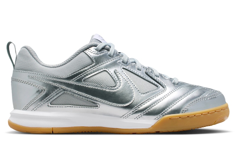 【きれいめファッション51選】上品さと清潔感をキープし Nike Gato LV8 Metallic Silver White Gum Light Brown (GS シューズ