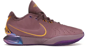 Nike LeBron 21 en violeta