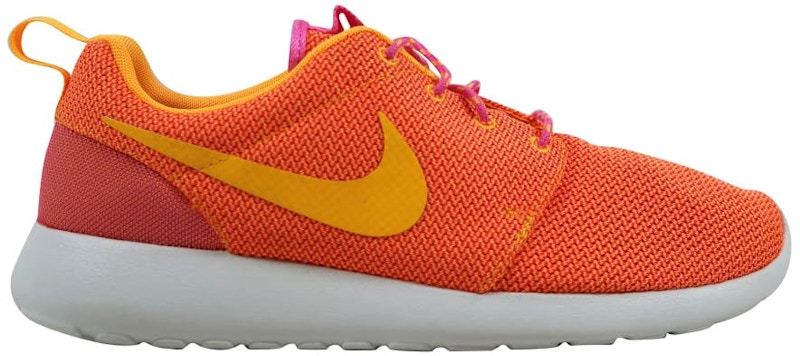 Pink and white 2024 nike roshe run