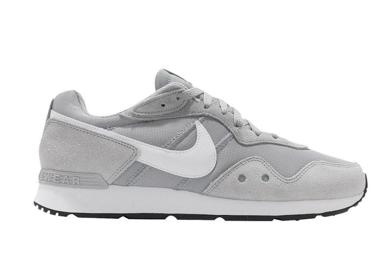 nike venture runner iron grey