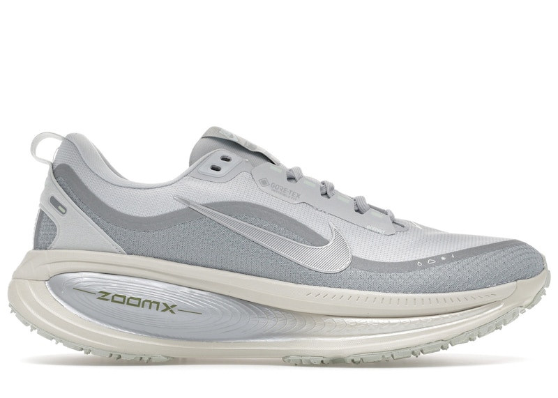 Men's Nike Vomero 18 GoreTex Sneakers in Pure Platinum/Light Pumice/Barely Green