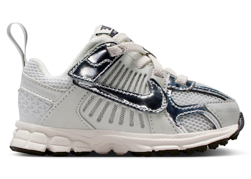 ★NIKE★ Zoom Vomero 5 M Photon Dust Grid Iron Sail Chrome H Nike Vomero 5 Photon Dust Gridiron Sail Chrome (TD) - IM9466