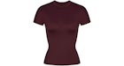 Camiseta Nike x SKIMS Shine de manga corta con cuello redondo para mujer, color grosella