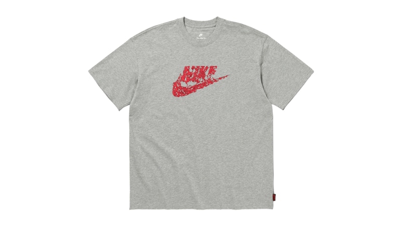 Nike x Stranger Things NSW Tee Dark Grey Heather Uomo - FW25 - IT