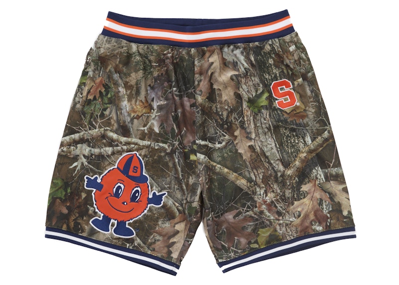 Supreme Mitchell & Ness NCAA Basketball Short Woodland Camo Herren - FW24 –  DE