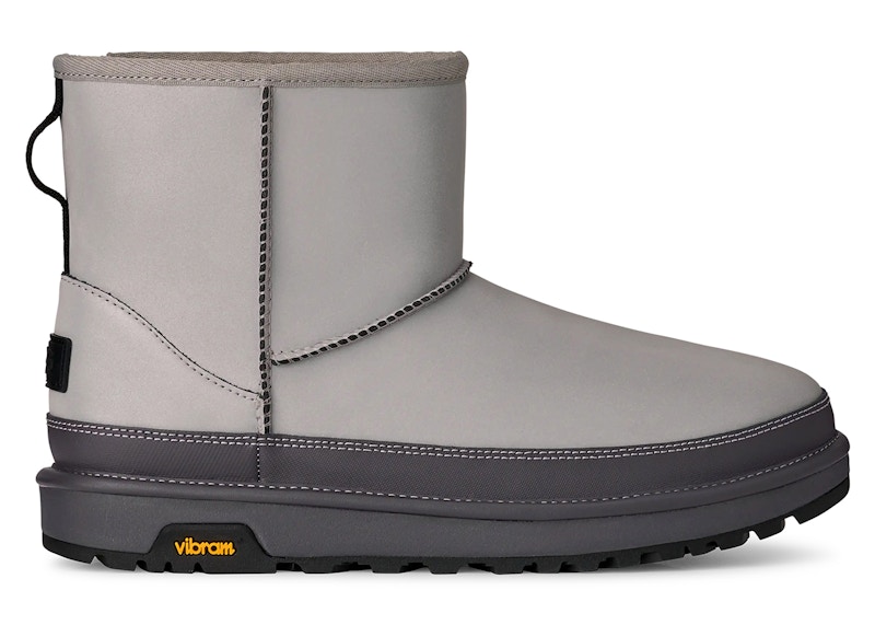 Mini bota reflectante UGG Classic plateada reflectante