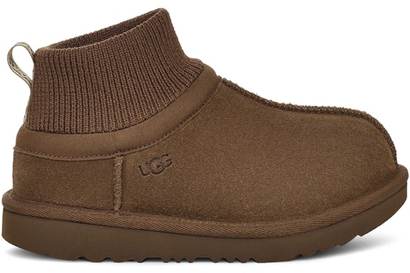 Pantuflas clásicas ultraelásticas UGG en color nogal (para niños pequeños)